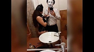 Flaca hermosa me lo chupa frente al espejo
