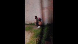 Turra argentina haciendo pis en publico cuando pasa policia por Av. Gral. Paz, Mataderos, C.A.B.A.