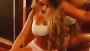 Une allumeuse brune bandante Quel cul !