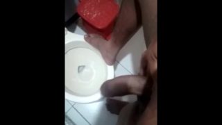 Cubano se maaturba en el baño