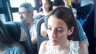 Duas delicinhas manjando minha rola no onibus