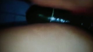 Madura peluda con pepino en la vagina
