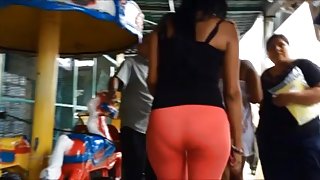 VECINA NALGONA EN LICRA EN EL MERCADO.