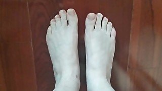 Foot fetish - from above! Stretching toes...!