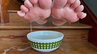Findom/Femdom preparing her feet for some Loser