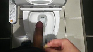 ショッピングモールのトイレでオナニー
