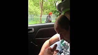 Шлюха заметила как я дрочу себе в рот