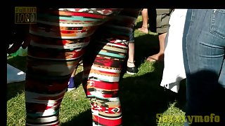 Hot babe in leggings wiggles her sexy butt before a candid cam