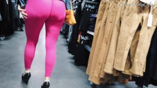 Leggings rose qui moule la chatt et les fesses en public