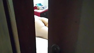 PILLO A MI COMPI DE PISO VIENDO PORNO Y ME LA CHUPA Y ME CORRO EN SU GRAN CULO