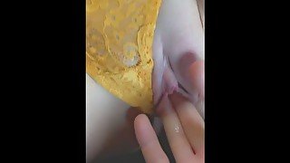 J’excite un Inconnu il me doigte à fond dans sa voiture 