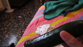 ragazzo gioca con cetriolo(no nude)