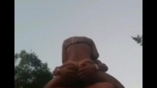 squirta sul mio cazzo alle 6 del mattino in luogo pubblico dopo la discoteca