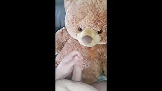j'éjacule sur le papa ours en peluche