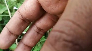 சோலை வயல்வெளி நடுவில் கிராமத்து ஆண்டி புண்டை விரிக்கிறாள்