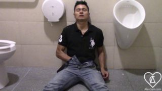 Gente Queriendo Entrar al Baño pero no Sale Hasta Pegarse Un Rico Pajazo