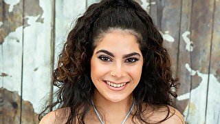 Good brunette babe Angel Gostosa opens her sweet hole on cam