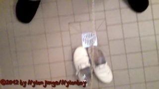 Alte Arbeitsschuhe bepissen