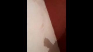 Joven latino se masturba