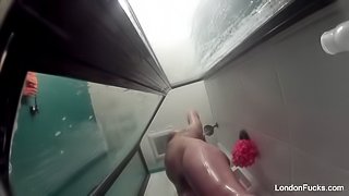 Super hot London Keyes washes off her perfect body