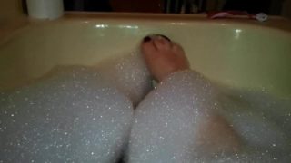 Sexy Füße einer Frau in der Badewanne