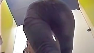 Changing room girl has quickly shown her soft booty