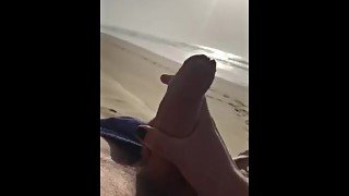 Une inconnue française me branle et me fait jouir sur la plage à la vue de tous