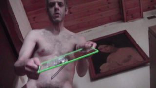 Maschio italiano perverso e peloso si masturba nudo sul solaio di un amico e sborra su uno specchio!