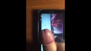 Возбуждённый парень дрочит и заливает спермой фото своей девушки