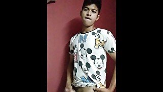 Alan Tokers sé despierta caliente y sé masturba