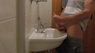 1986-12 / Quick relief at the washbasin - jerking into the sink