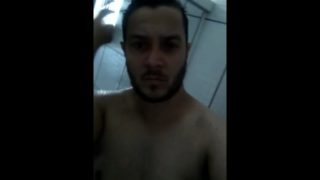 Homem gordo tomando banho de pau duro