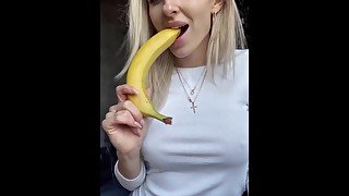 Блондинка с огромной грудью сексуально ест банан
