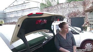 Jungspund darf MILF Taxifahrerin fuer ein kleines TG ficken