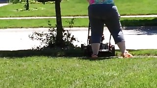 BBW mowing in Yoga pants