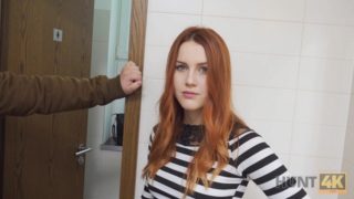 VIP4K. Hunter si scopa una splendida rossa nel bagno pubblico