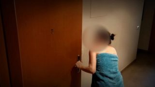 ESPOSA SE FOLLA AL REPARTIDOR DE AMAZON Y SE LE CORRE EN LA BOCA ANTES DE QUE REGRESE EL MARIDO