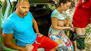 HUNT4K Kurvige Tussi mit saftigen Titten hat Sex mit Fremdem vor BF