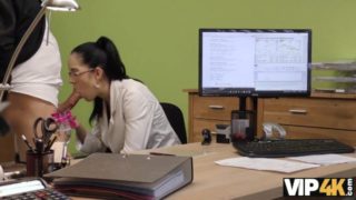 VIP4K. Elis calda con gli occhiali dà la figa per la perforazione