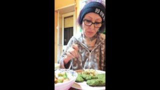 Miss Wagon Vegan Mukbang mangio 5 burger vegetali e tu ti seghi il cazzo