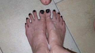 Cumshot on her long toes