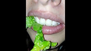 Chewing Video salad and Peanuts / 6 min
