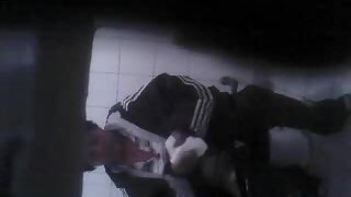 Espiada en el sanitario