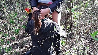 Отблагодарила свою девушку за букет кунилингусом в лесу - IkaSmokS