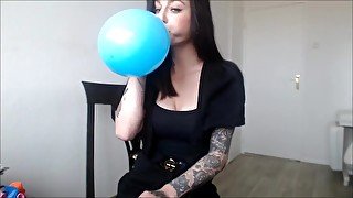 ballonnen knallen met hoge hakken