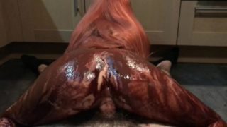 Chaude rousse dégoulinante de chocolat + Footjob