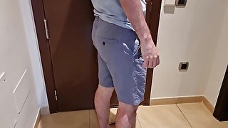 Ella me echa de la habitación, para quedar con otro chico, vuelvo y me lo cuenta, en español