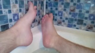 Мои ножки в воде в ванной self suck autofellatio self footjob