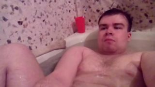 Парень кайфует от дрочки струей воды в ванной self suck autofellatio self footjob