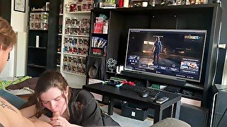 Gameur se fait chauffer par sa demi-soeur pendant qu'il joue à la Playstation